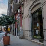 L'ultima tappa del nostro tour � un altro locale senza insegna: quello del 68enne Sabino Giannossa. Siamo in via De Giosa, nel quartiere Umbertino